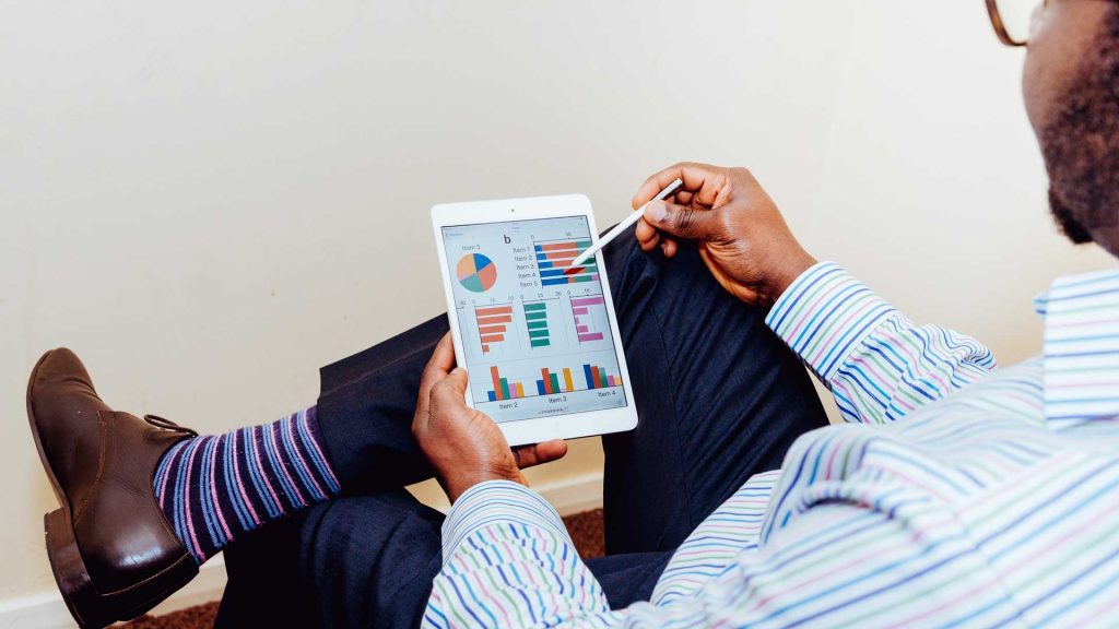 Mobile-App-vs.-Website-on-LifeHack