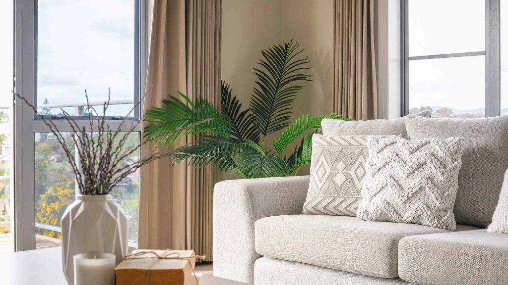 Practical-Tips-To-For-Choosing-Your-Throw-Pillows-On-LifeHack