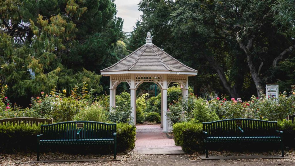 Comfortable-Cottage-Arbour-Ideas-For-A-Relaxing-Getaway-On LifeHack